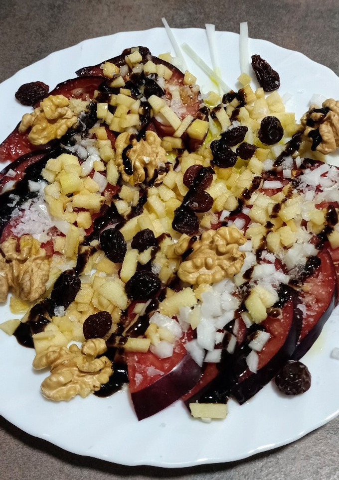 Una foto de Ensalada de tomate azul, nueces, manzana y pasas