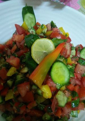 صورة لوصفة سلطة الخضار بدبس الرمان 😋