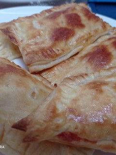 Una foto de Empanadas de hojaldre de jamón y queso