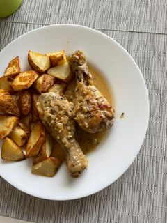 Una foto de Muslos de pollo al ajillo 🍗🍗