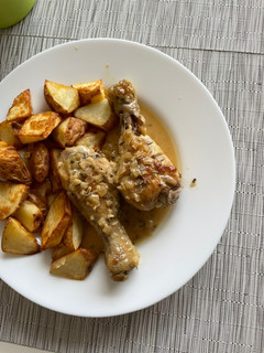 Una foto de Muslos de pollo al ajillo 🍗🍗