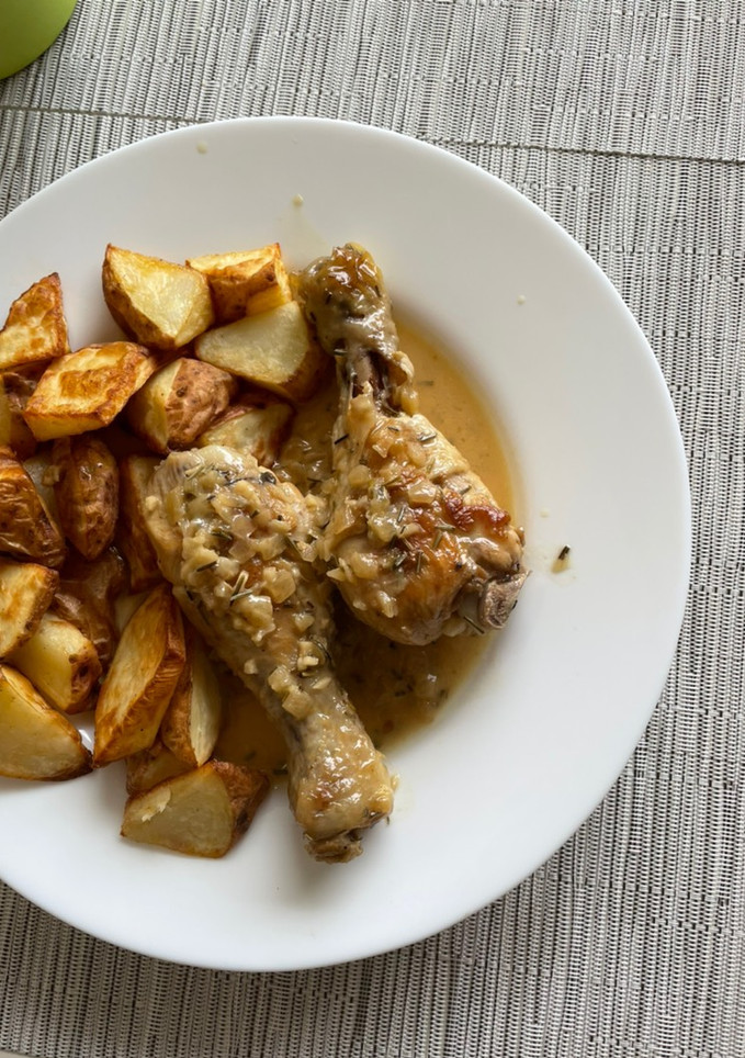Una foto de Muslos de pollo al ajillo 🍗🍗