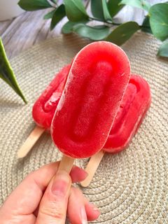 Una foto de Polos de hielo de Sandía y Fresas