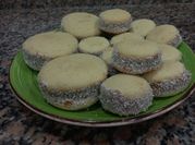 Una foto de tapas de alfajores