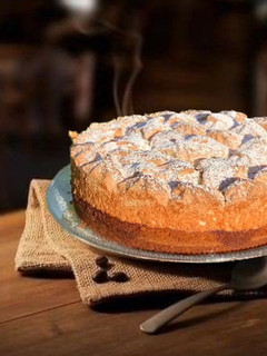 Foto di Torta con Dacquoise al Cocco ripiena di Mele e Ananas