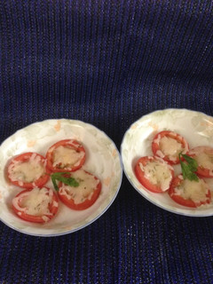 Una foto de Tomates helados al horno con queso!!