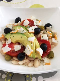 Una foto de Ensalada de alubias con aguacate y surimi