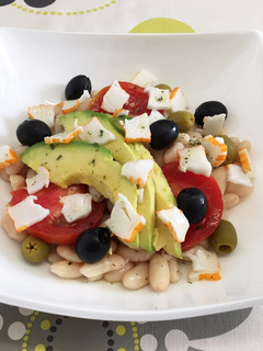 Una foto de Ensalada de alubias con aguacate y surimi
