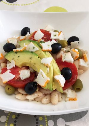 Una foto de Ensalada de alubias con aguacate y surimi