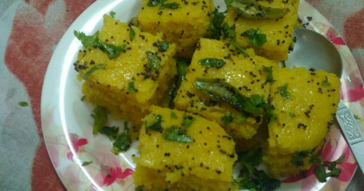 Raseela Dhokla Recipe by namarta chopra - Cookpad