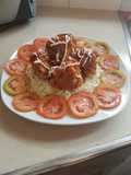 Empanizado de pollo en ensalada de col y tomates