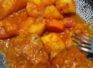 Una foto de Estofado de albóndigas con papas y zapallo