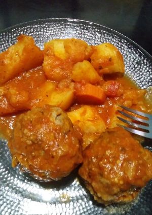 Una foto de Estofado de albóndigas con papas y zapallo