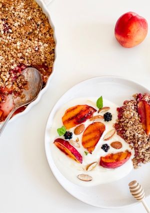 Foto de Crumble de Pêssegos, Framboesas e Amêndoas