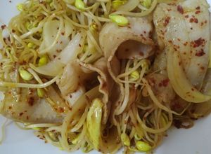 Hình của món Giá đậu nành xào thịt ba chỉ.