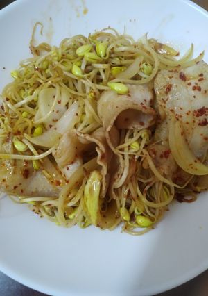Hình của món Giá đậu nành xào thịt ba chỉ.