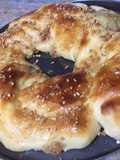 Rosca trenzada rellena de pastelera y praliné