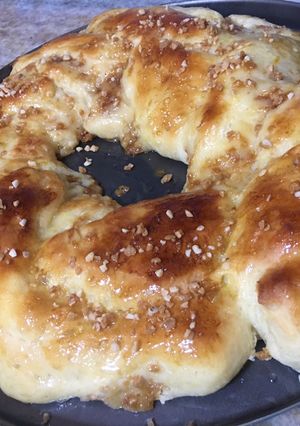 Una foto de Rosca trenzada rellena de pastelera y praliné