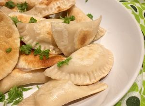 Foto di Pierogi (ravioli polacchi) di patate e spinaci ai formaggi