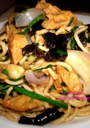 Une photo de Nouilles Chinoise, Sautées au Poulet et Champignons Noirs Séchés