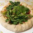 Pizza de rúcula con borde relleno