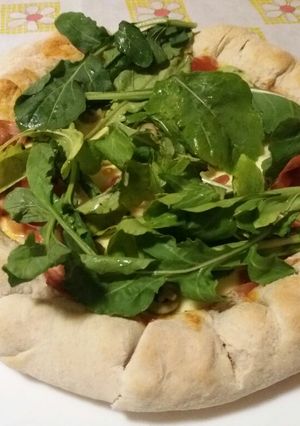 Una foto de Pizza de rúcula con borde relleno