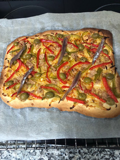 Una foto de Coca de verduras con atún y anchoas
