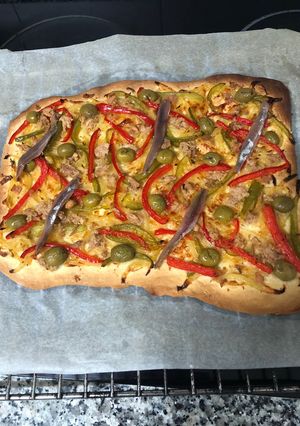 Una foto de Coca de verduras con atún y anchoas