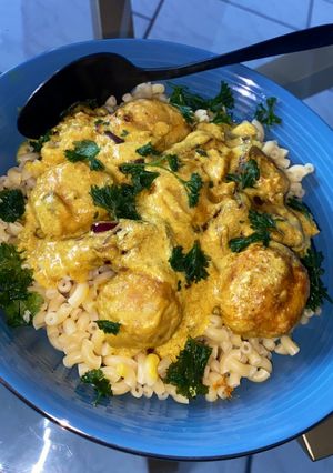 Une photo de Boulettes de poulet au curry & ses coquillettes