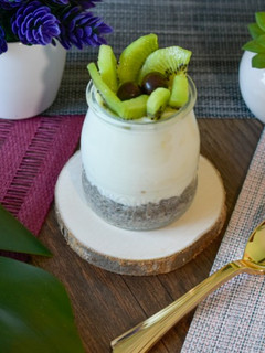 Una foto de Merienda saludable de yogur de oveja con chía y kiwi 🥝