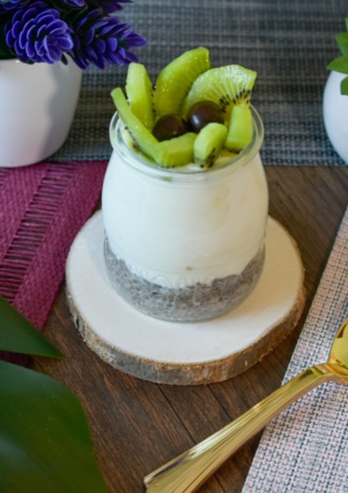 Una foto de Merienda saludable de yogur de oveja con chía y kiwi 🥝
