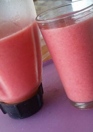 Una foto de Smoothie de fresa y frambuesa