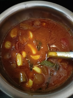 பூண்டு குழம்பு(garlic curry recipe in tamil) செய்முறை முக்கிய புகைப்படம்