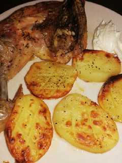 Una foto de Pollo y patatas asadas pobres