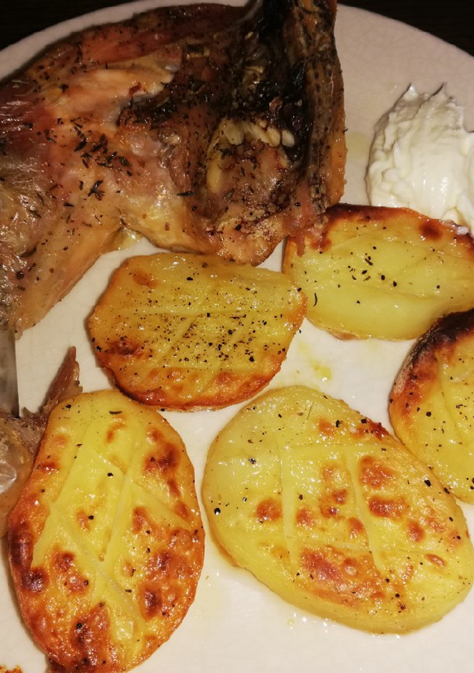 Una foto de Pollo y patatas asadas pobres
