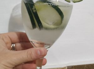 Una foto de Gin tonic con pepino