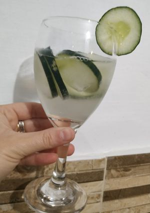 Una foto de Gin tonic con pepino