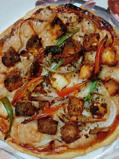 बेसन पनीर पिझ्झा (besan paneer pizza recipe in marathi) रेसिपी चे मुख्य फोटो