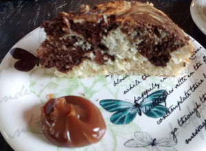 Una foto de Bizcochuelo humedo de queso crema light y chocolate 