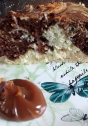 Una foto de Bizcochuelo humedo de queso crema light y chocolate 