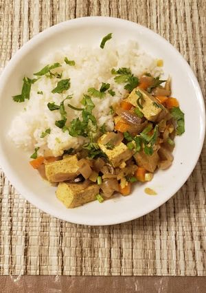 વેગન જમૈકન કરી ટોફુ(Vegan jamaican tofu curry recipe in gujarati) રેસીપી મુખ્ય ફોટો