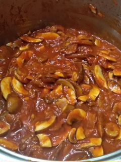 Una foto de Champiñones en salsa de tomate
