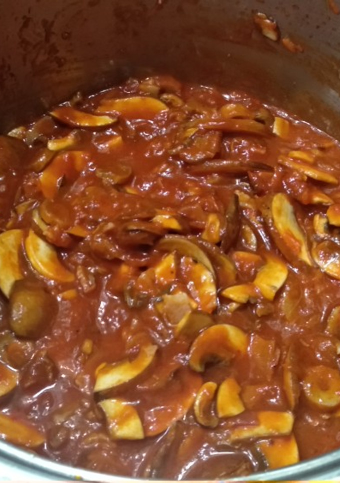 Una foto de Champiñones en salsa de tomate