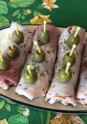 Une photo de Roulés de jambon blanc à la tomate, gorgonzola et olives