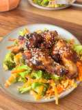 Alas de Pollo en Salsa Hoisin con Arroz con Vegetales