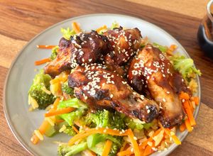 Una foto de Alas de Pollo en Salsa Hoisin con Arroz con Vegetales