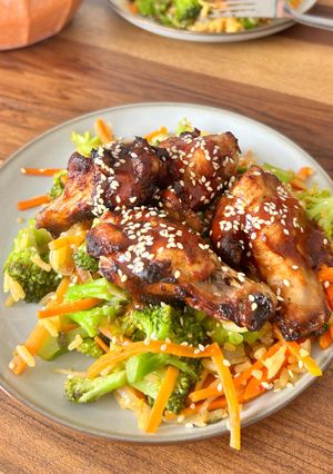 Una foto de Alas de Pollo en Salsa Hoisin con Arroz con Vegetales