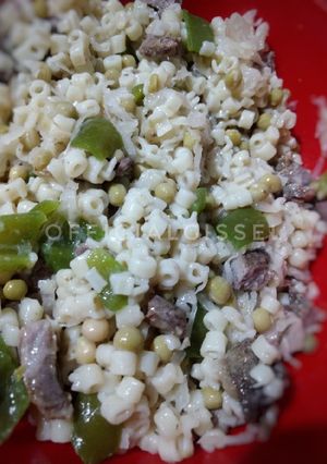 Una foto de Ensalada mixta de pasta, vegetales y carne troceada