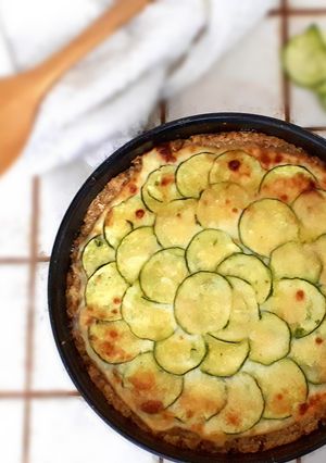 Foto di Crostata formaggio e zucchine con pane di recupero