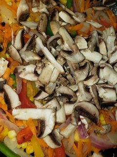 Una foto de Wok de vegetales hongos y fideos de arroz plato vegano 💯